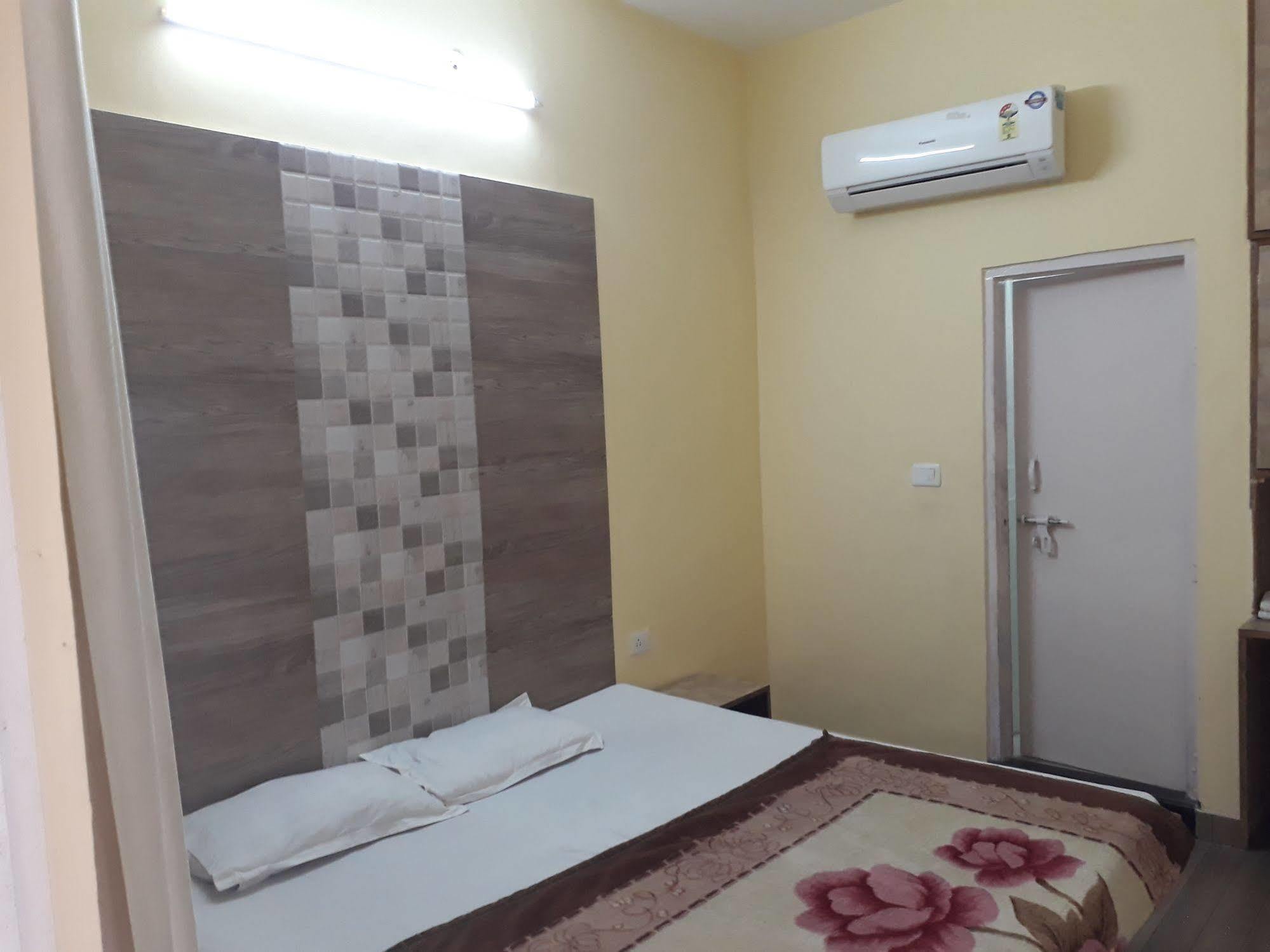 ג'איפור Hotel Golden Deluxe מראה חיצוני תמונה