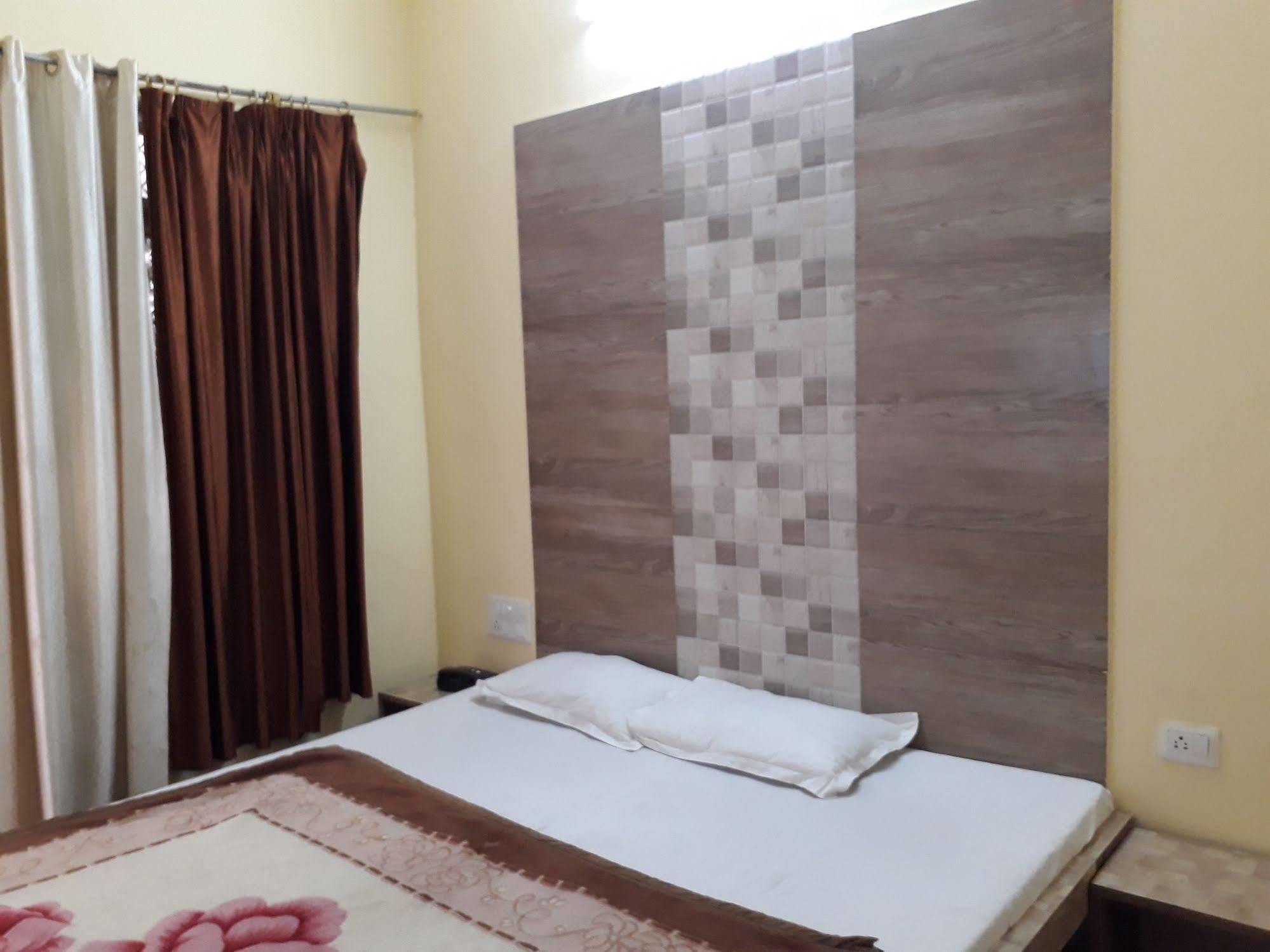 ג'איפור Hotel Golden Deluxe מראה חיצוני תמונה