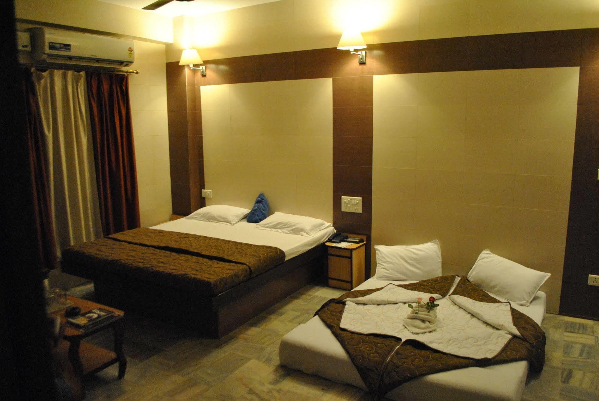 ג'איפור Hotel Golden Deluxe מראה חיצוני תמונה