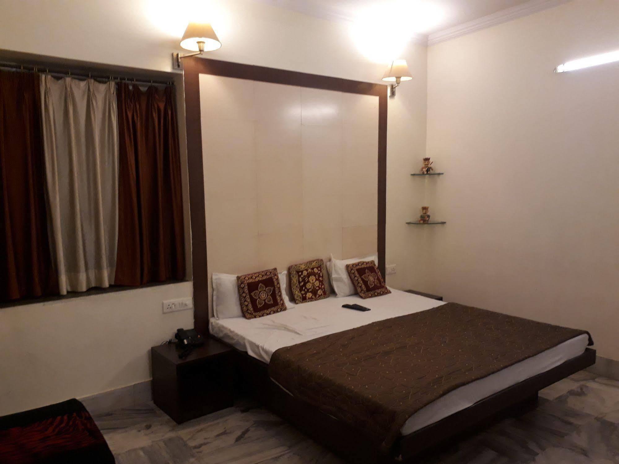 ג'איפור Hotel Golden Deluxe מראה חיצוני תמונה